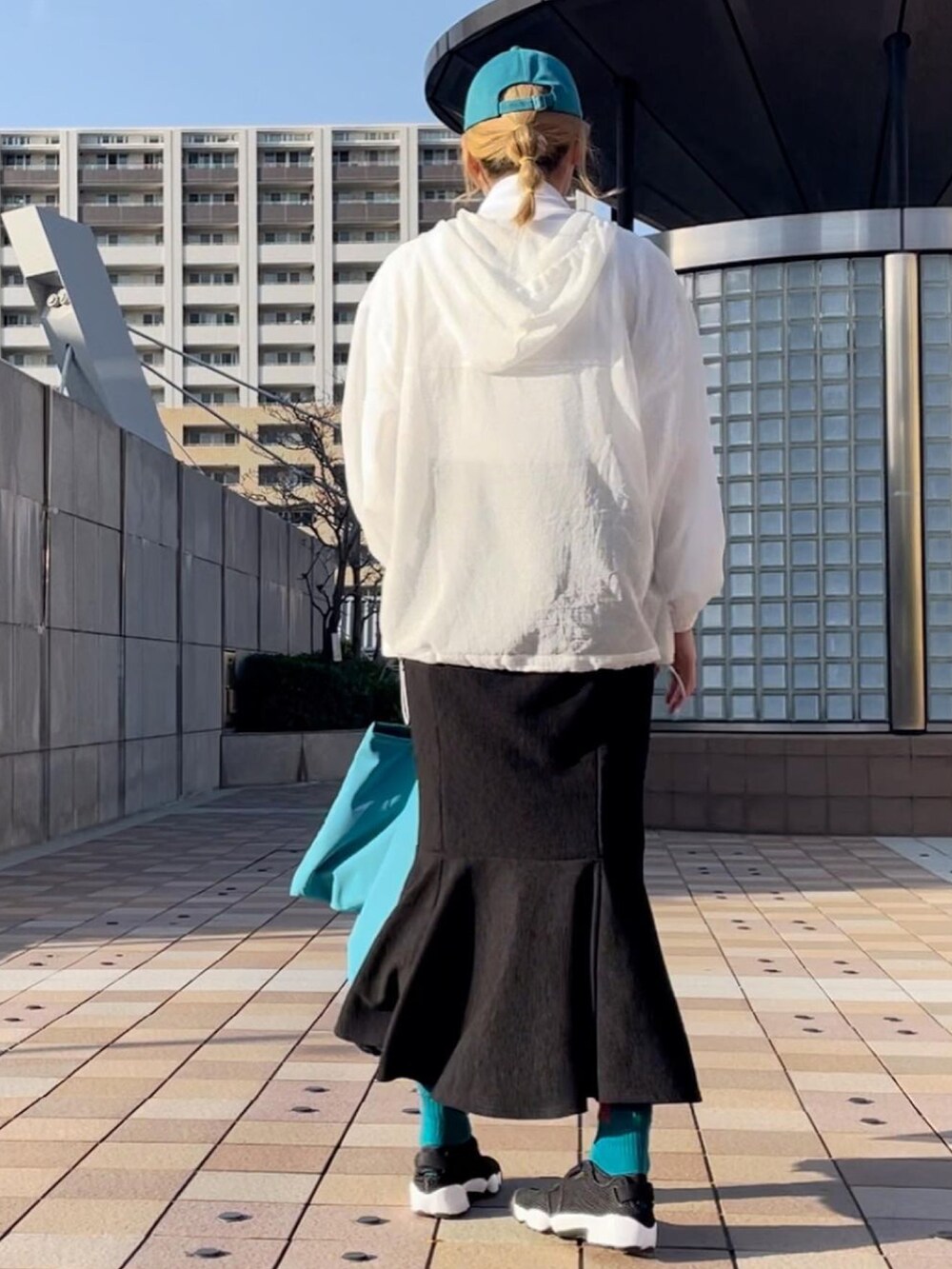 「マーメイドスカート、アノラックパーカー、しまむら、キャップ、エアリフト、NIKE、GU、GUMANIA、プチプラ」｜「NIKEのWMNS AIR RIFT BR  848386-001（スニーカー、ブラック系）」を使った、ともぞうでらっくすさん（レディース・167cm）の春コーディネートの3枚目の写真