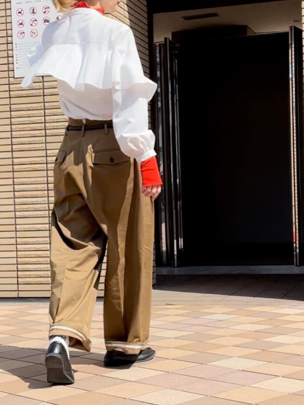 「春服デビュー宣言、GU、タックワイドパンツ、beautiful people、春服、ブラウス、GUMANIA、高身長コーデ、きれいめカジュアル、春アウター」｜「GUのアイテム（シャツ/ブラウス、ホワイト系）」を使った、ともぞうでらっくすさん（レディース・167cm）の春コーディネートの2枚目の写真