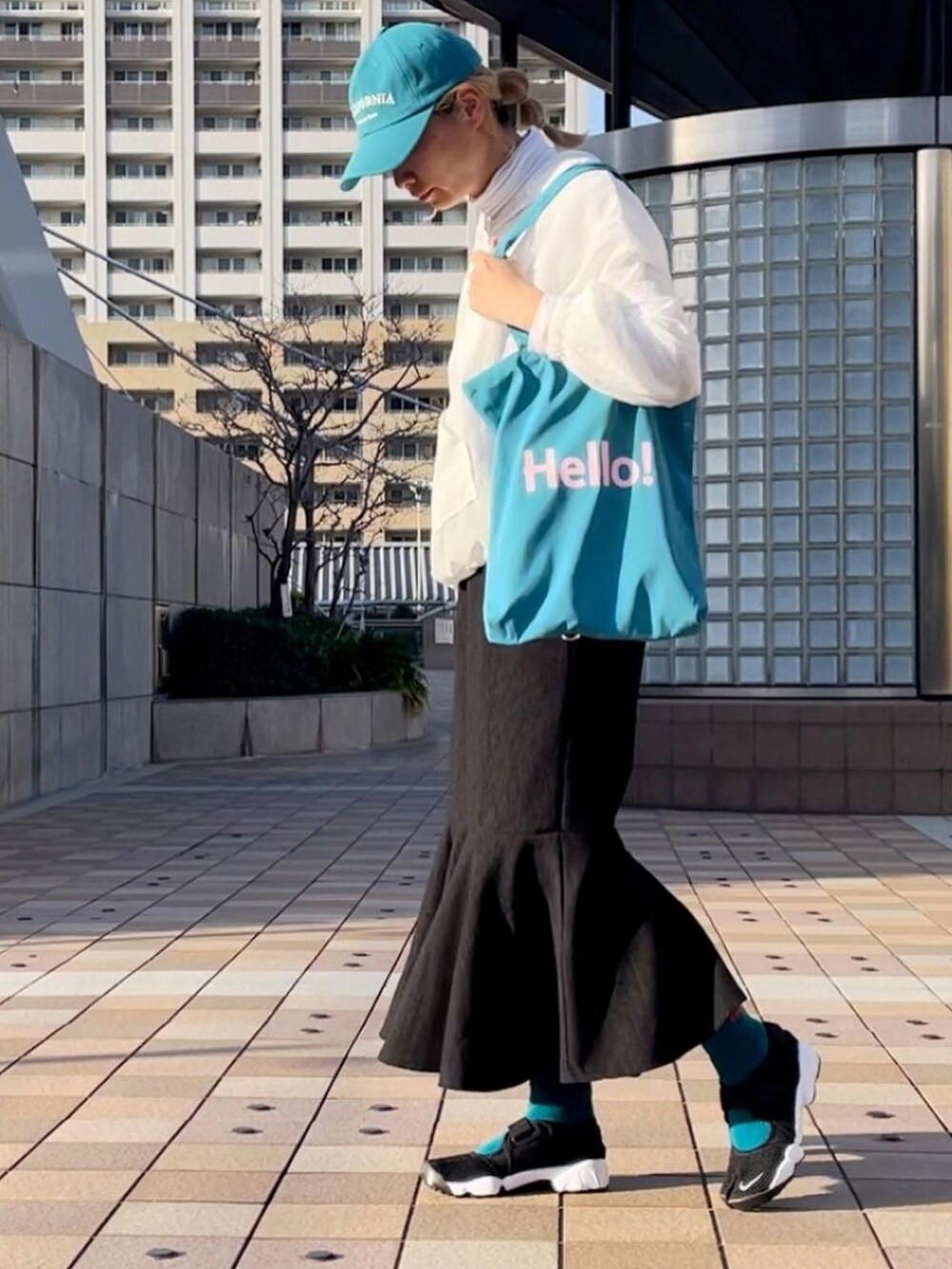 「マーメイドスカート、アノラックパーカー、しまむら、キャップ、エアリフト、NIKE、GU、GUMANIA、プチプラ」｜「NIKEのWMNS AIR RIFT BR  848386-001（スニーカー、ブラック系）」を使った、ともぞうでらっくすさん（レディース・167cm）の春コーディネートの2枚目の写真