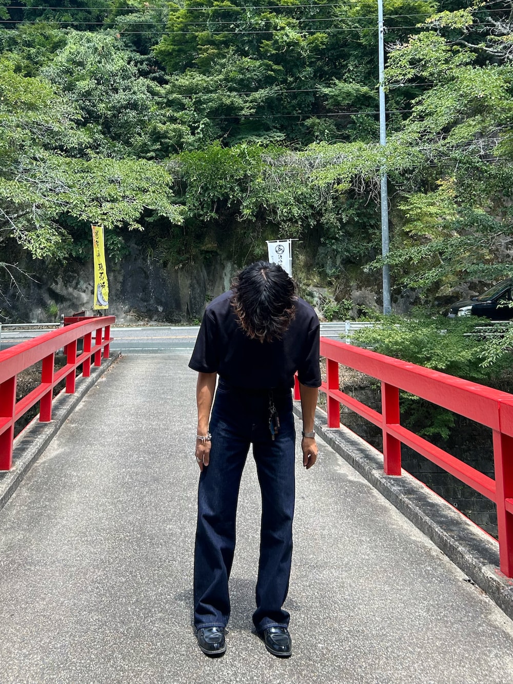 ブラック系のTシャツ/カットソー、ブルー系のパンツ、ブラック系のローファーを着用したメンズの夏コーディネートの3枚目の写真