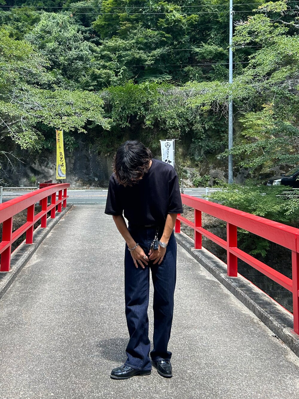 ブラック系のTシャツ/カットソー、ブルー系のパンツ、ブラック系のローファーを着用したメンズの夏コーディネートの2枚目の写真
