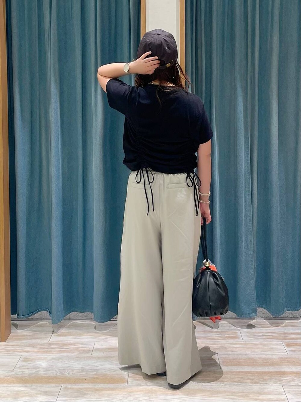 ベージュ系のその他パンツ、ブラック系のショルダーバッグ、ブラック系のサンダルを着用したレディースの夏コーディネートの3枚目の写真