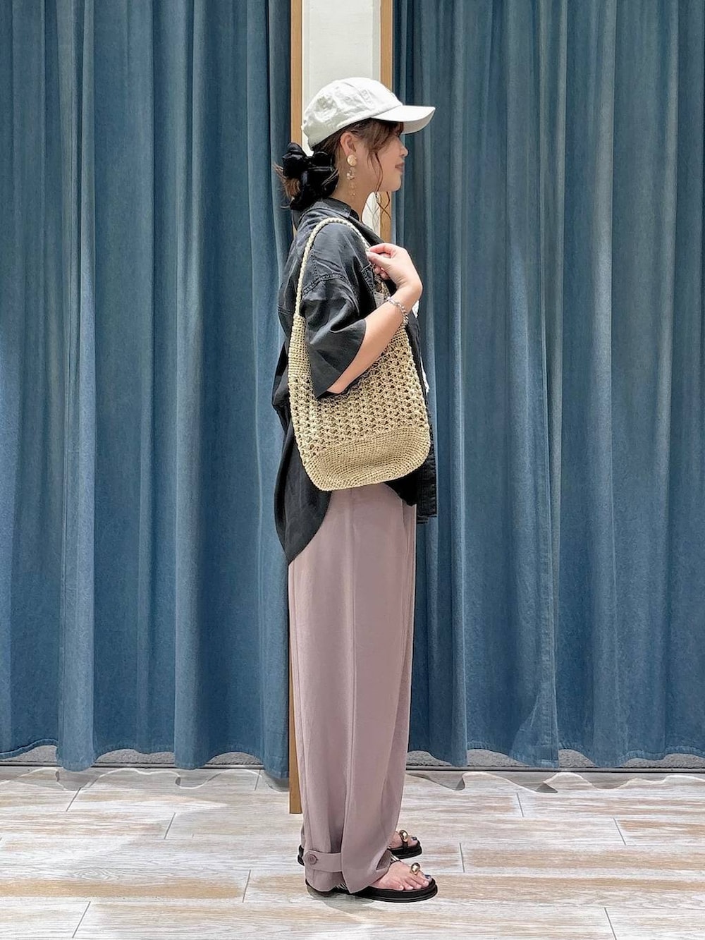 グレー系のシャツ/ブラウス、その他のサンダル、パープル系のその他パンツを着用したレディースの夏コーディネートの2枚目の写真