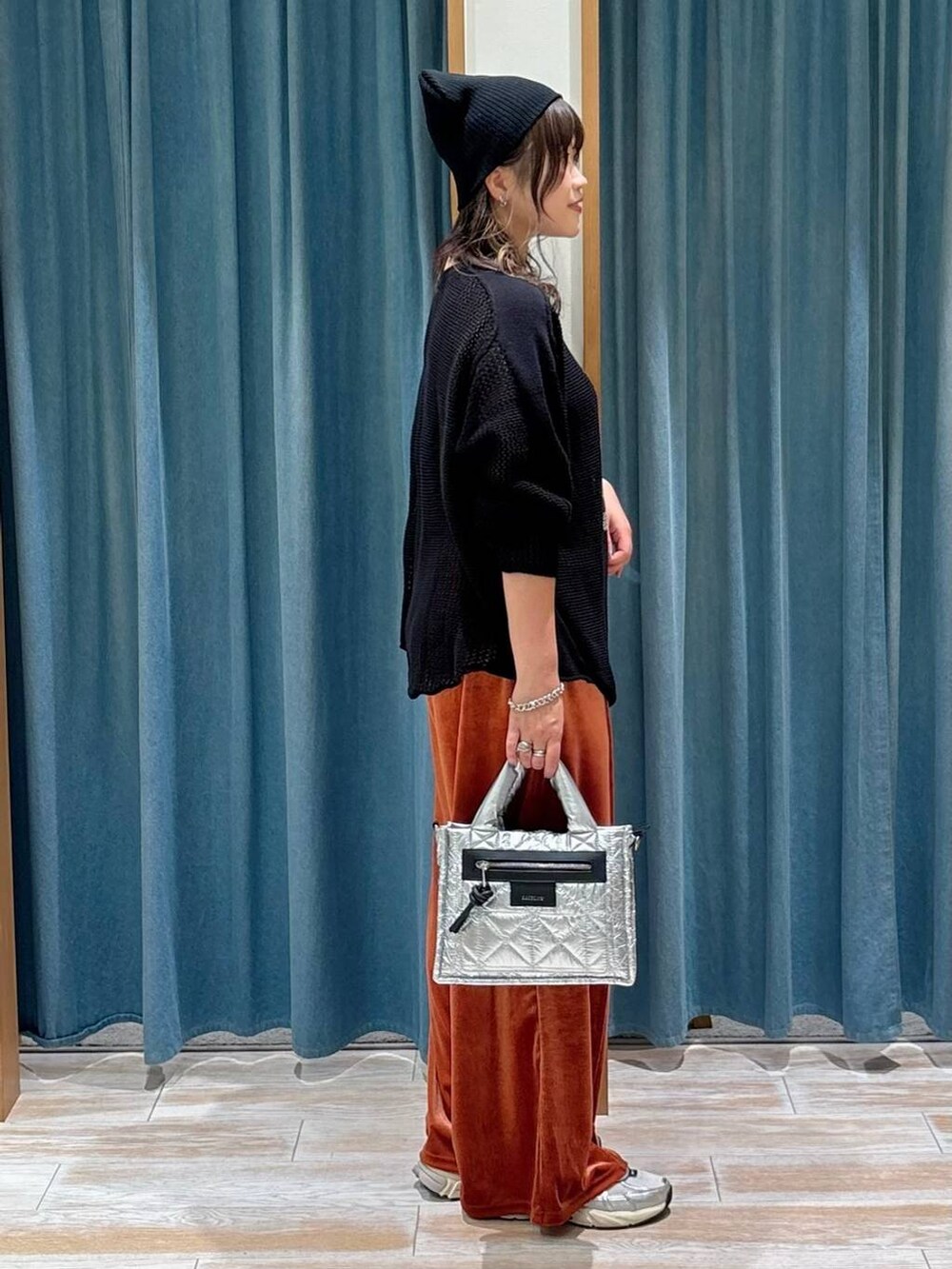 ブラック系のキャミソール、シルバー系のショルダーバッグ、ブラック系のTシャツ/カットソーを着用したレディースの秋コーディネートの2枚目の写真