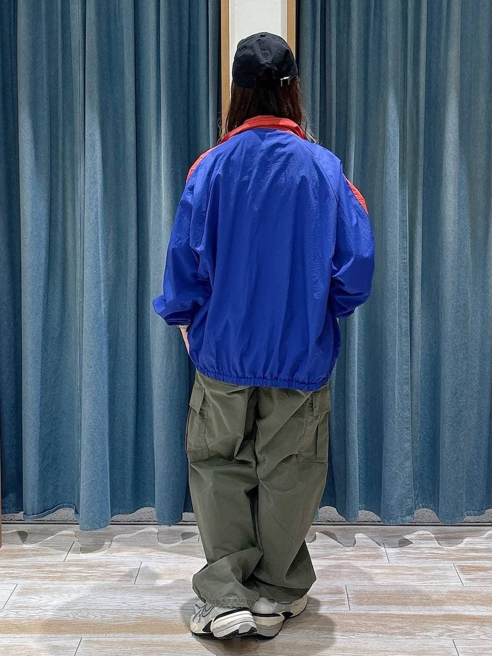 ブラック系のショルダーバッグ、グリーン系のカーゴパンツ、ホワイト系のTシャツ/カットソーを着用したレディースの春コーディネートの3枚目の写真