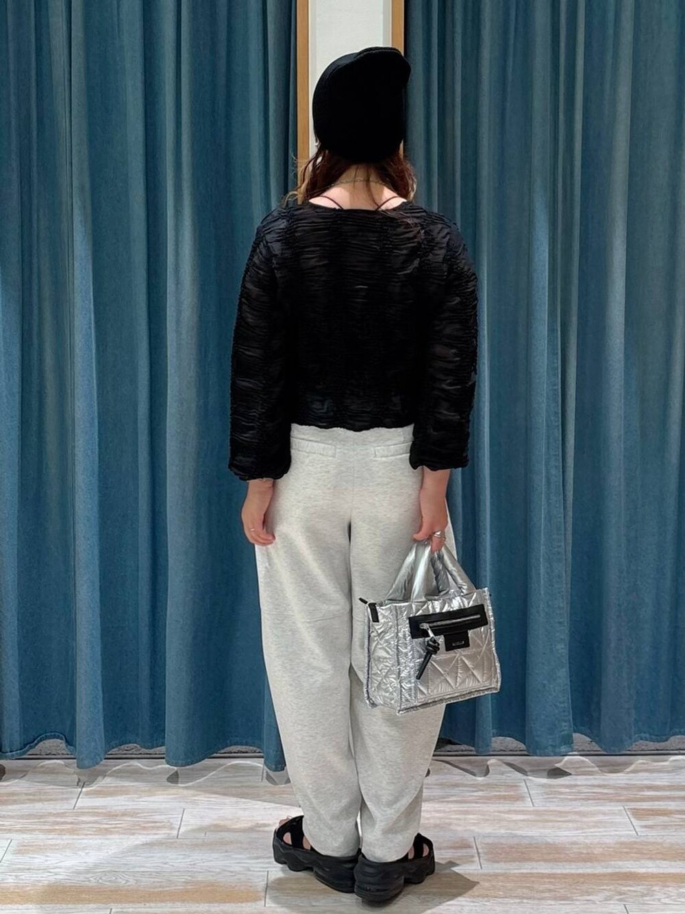 シルバー系のショルダーバッグ、ベージュ系のその他パンツ、ブラック系のカーディガン/ボレロを着用したレディースの夏コーディネートの3枚目の写真