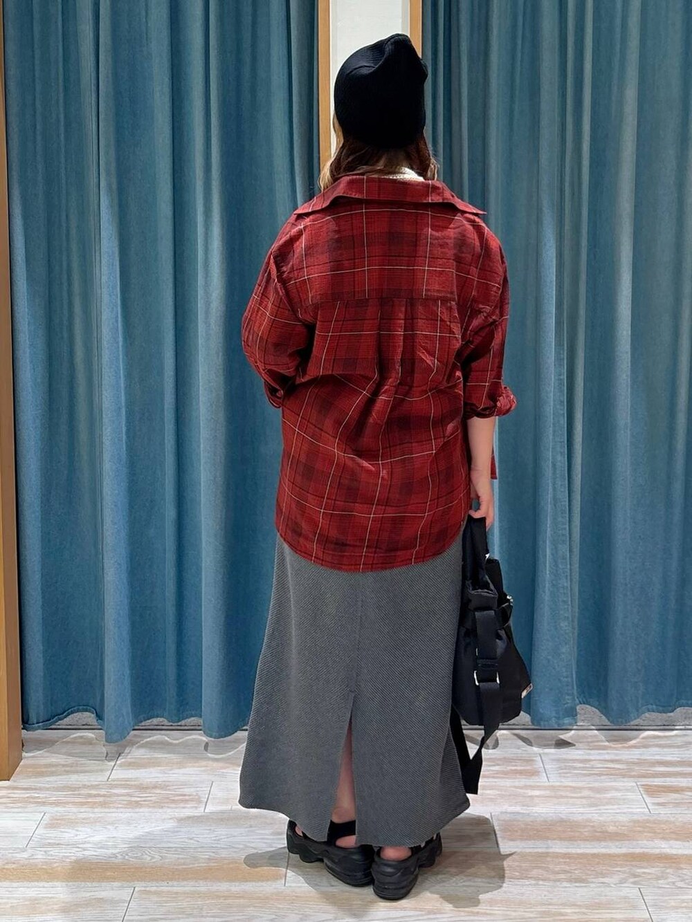 ブラック系のキャミソール、ブラック系のトートバッグ、レッド系のシャツ/ブラウスを着用したレディースの夏コーディネートの3枚目の写真