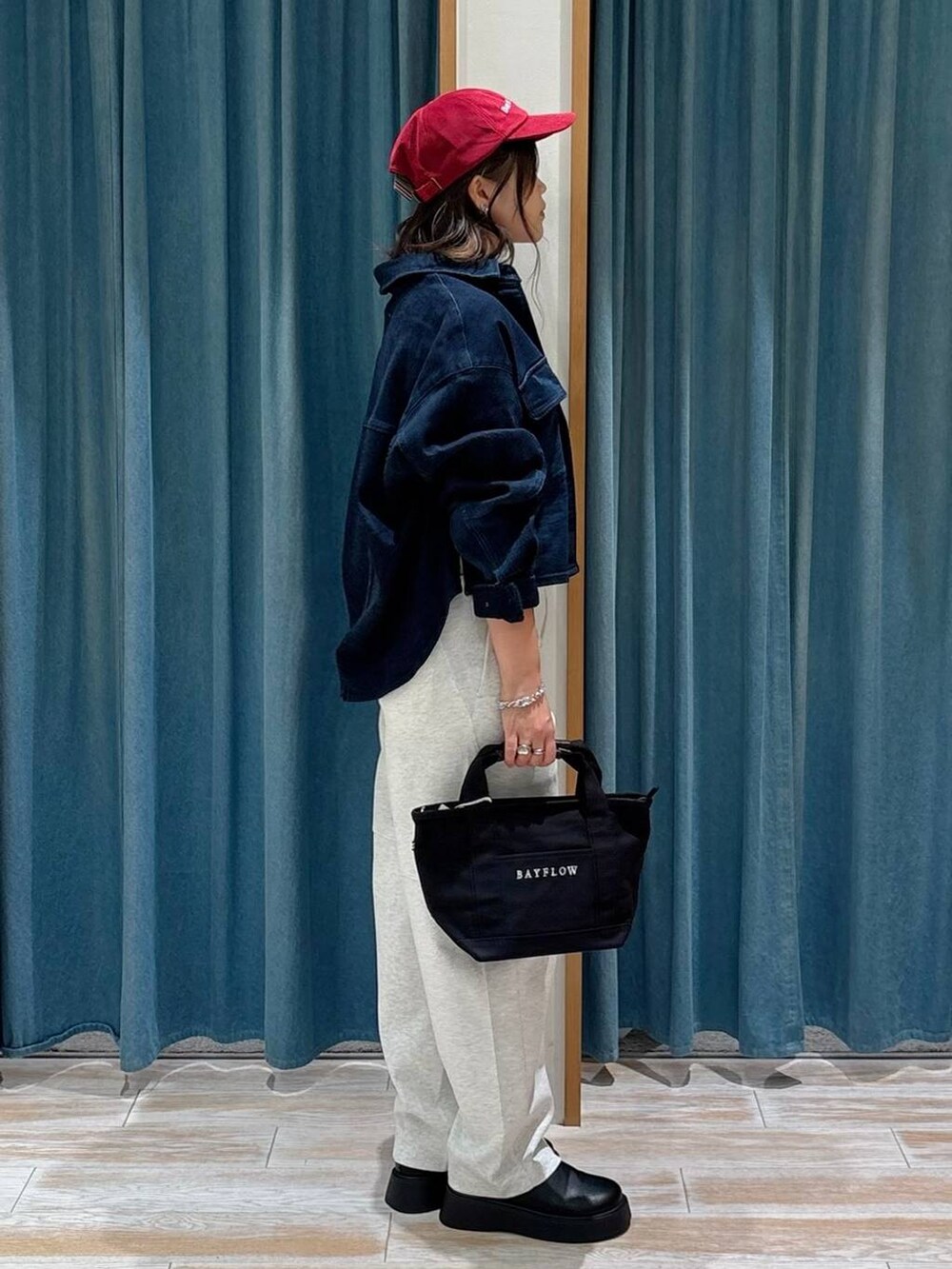 ホワイト系のキャミソール、ブラック系のサンダル、ベージュ系のその他パンツを着用したレディースの秋コーディネートの2枚目の写真