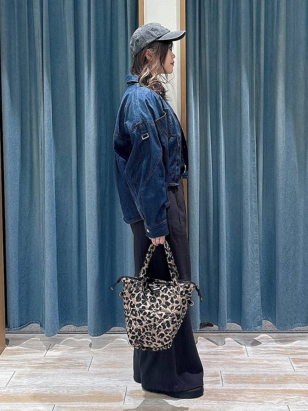 ブラック系のブーツ、ブラック系のTシャツ/カットソー、グレー系のその他パンツを着用したレディースの冬コーディネートの2枚目の写真