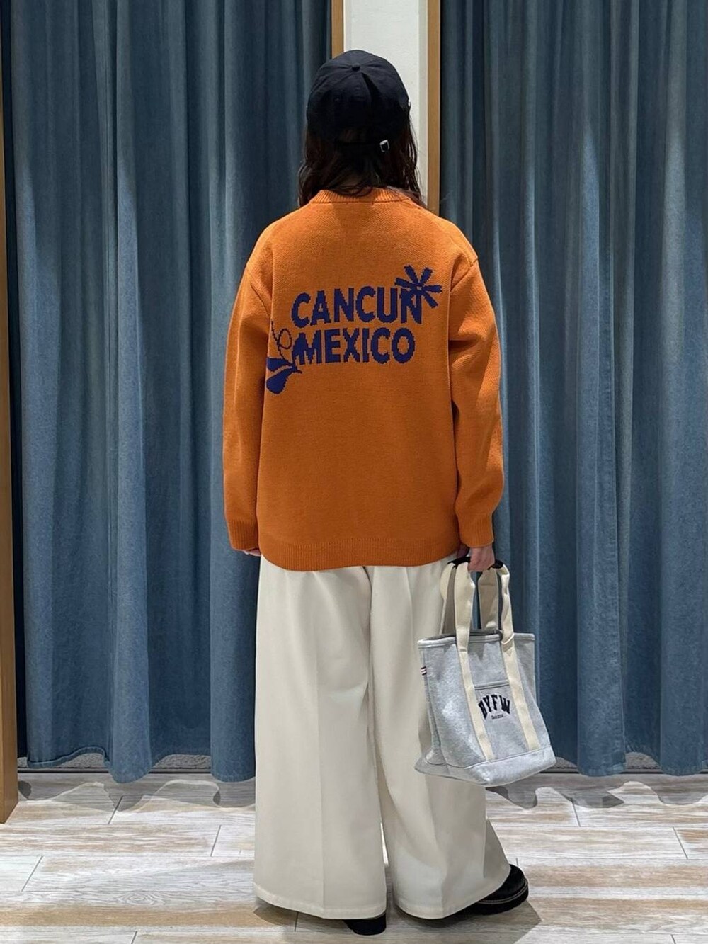 ベージュ系のその他パンツ、ブラック系のローファー、グレー系のトートバッグを着用したレディースの冬コーディネートの3枚目の写真