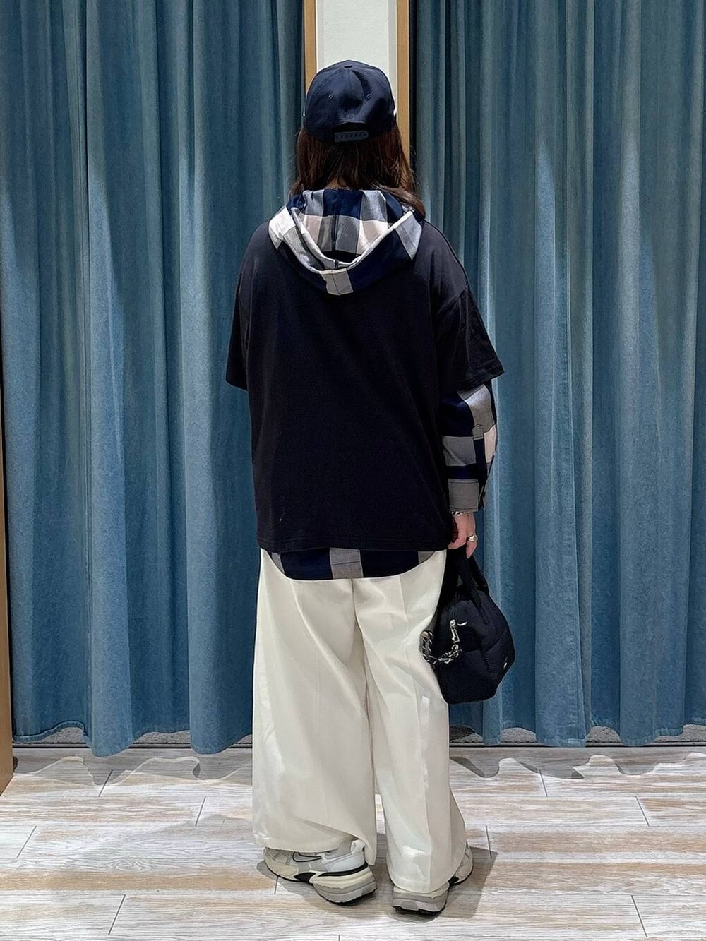 ベージュ系のその他パンツ、ブラック系のボストンバッグ、ブルー系のシャツ/ブラウスを着用したレディースの冬コーディネートの3枚目の写真