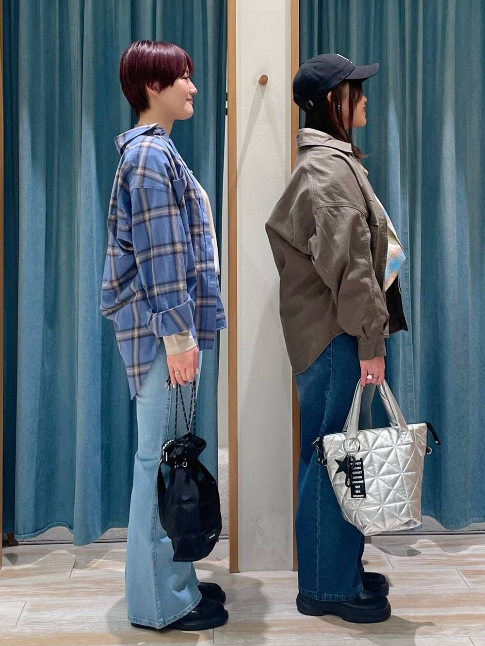 ブルー系のデニムパンツ、ベージュ系のTシャツ/カットソー、ブラック系のショルダーバッグを着用したレディースの冬コーディネートの2枚目の写真