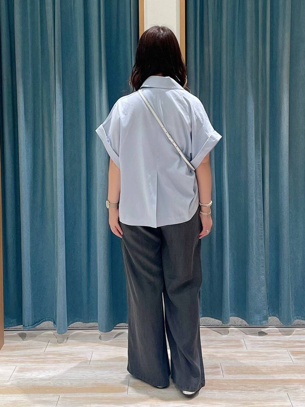 ホワイト系のキャミソール、ブラック系のその他パンツ、シルバー系のサンダルを着用したレディースの夏コーディネートの3枚目の写真