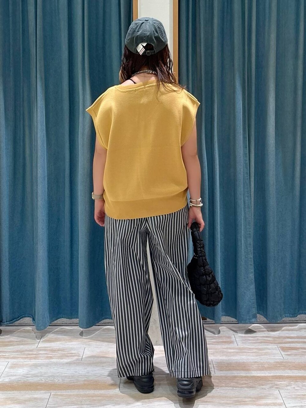 ブラック系のキャミソール、ブラック系のハンドバッグ、グレー系のその他パンツを着用したレディースの夏コーディネートの3枚目の写真