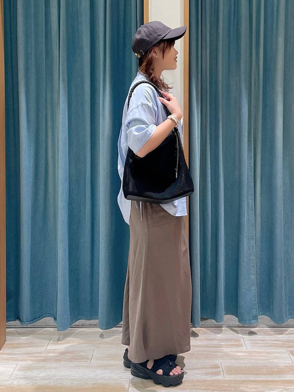 「BAYFLOW、デートコーデ、着痩せ・細見え、差し色コーデ、体型カバー、休日コーデ、ママコーデ、女子会、ゆったり、ヘルシー」｜「bijorieの【bijorie】カップ付きバッククロスキャミ／NEW BASIC 25SS（インナーウェア/肌着、ホワイト系）」を使った、akariさん（レディース・161cm）の夏コーディネートの2枚目の写真
