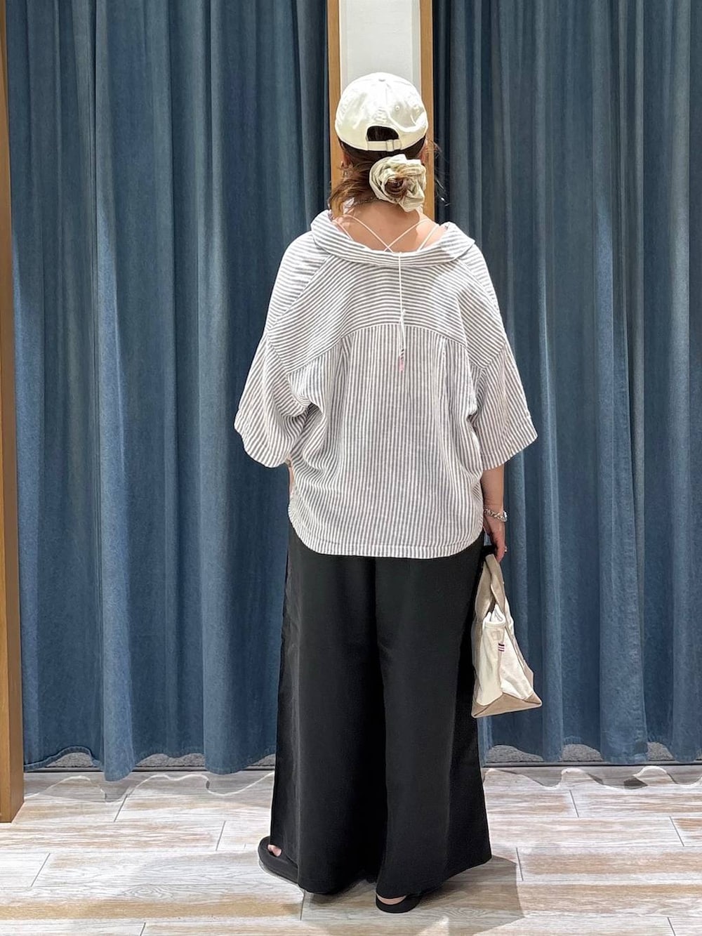 グレー系のその他パンツ、グレー系のシャツ/ブラウス、ブラック系のサンダルを着用したレディースの夏コーディネートの3枚目の写真