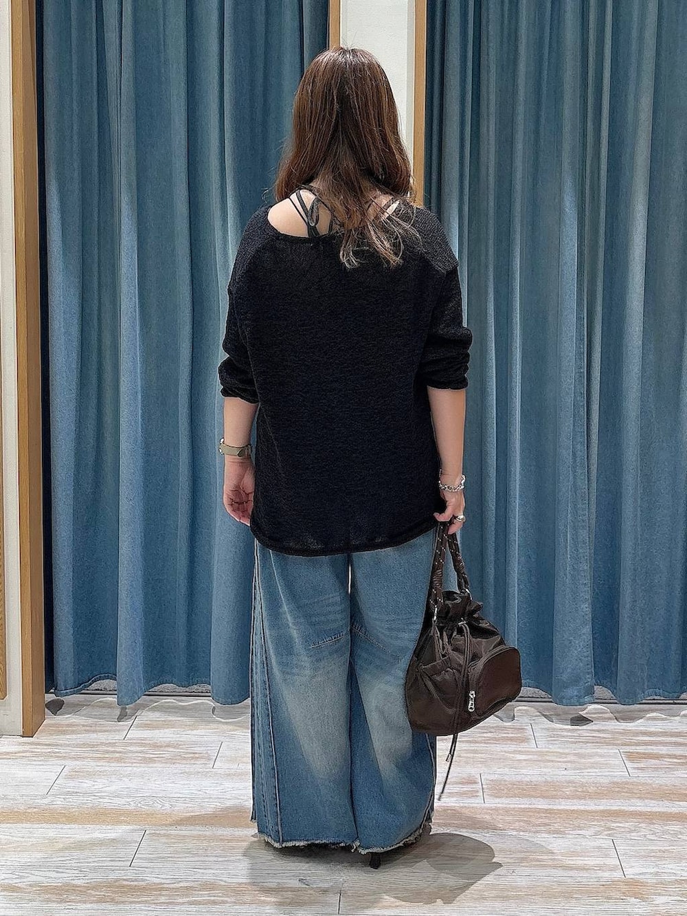 その他のパンプス、ブラック系のニット/セーター、ブルー系のデニムパンツを着用したレディースの秋コーディネートの3枚目の写真