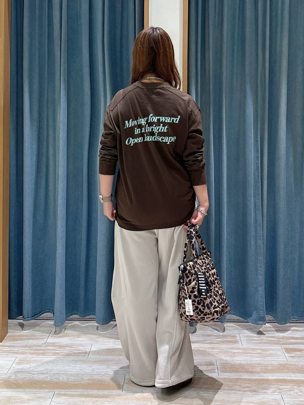 ベージュ系のその他シューズ、ベージュ系のスウェットパンツ、ブラウン系のTシャツ/カットソーを着用したレディースの秋コーディネートの3枚目の写真