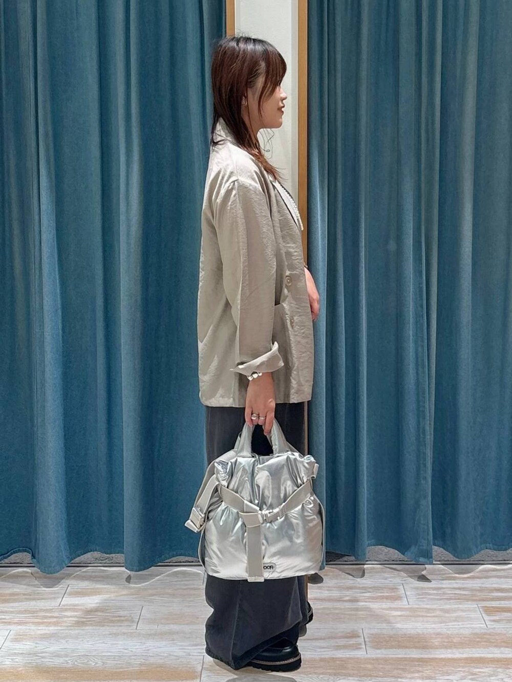 ブラック系のその他パンツ、シルバー系のトートバッグ、ブラック系のローファーを着用したレディースの夏コーディネートの2枚目の写真