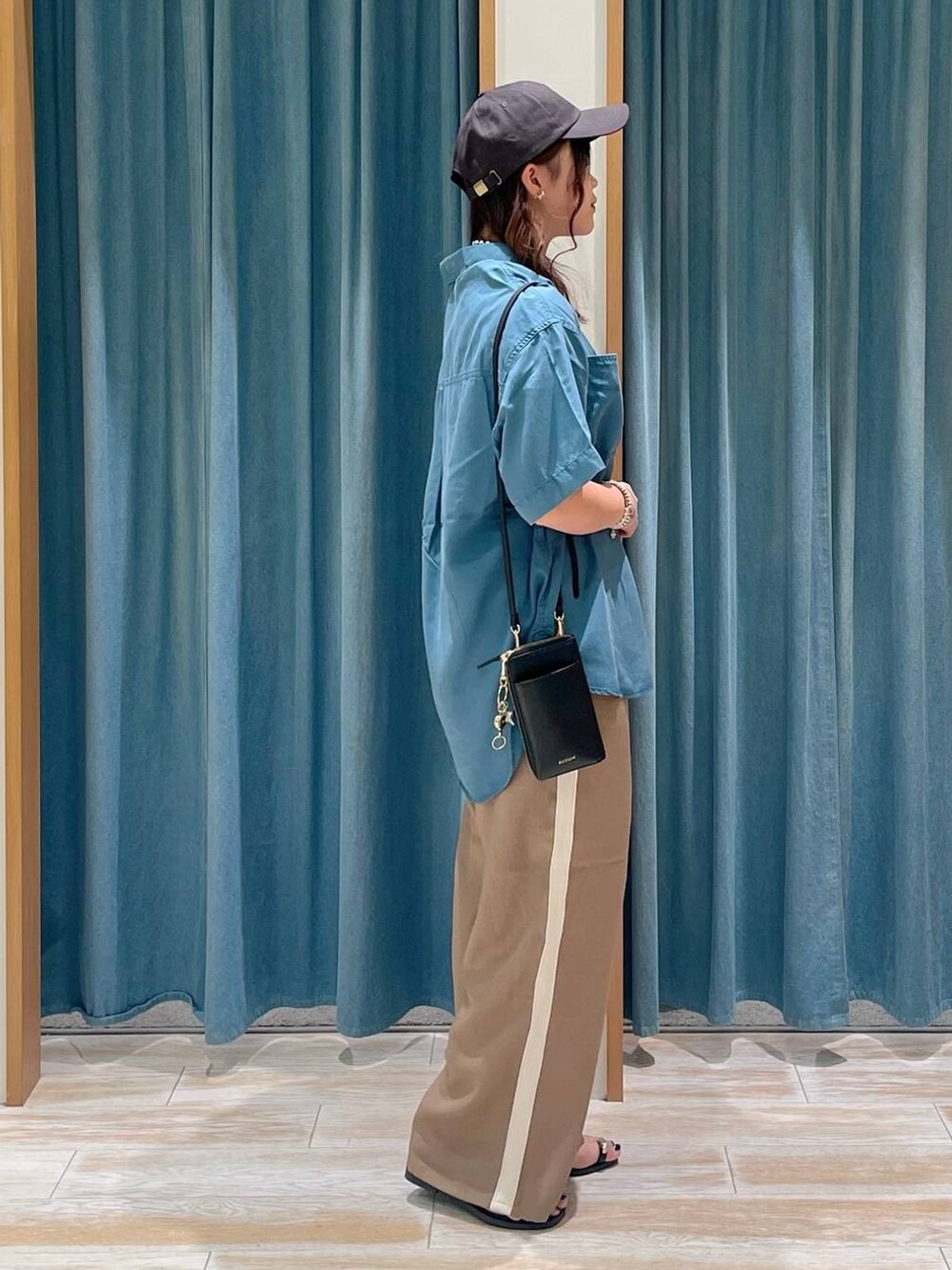 ホワイト系のキャミソール、ブルー系のシャツ/ブラウス、ブラウン系のその他パンツを着用したレディースの夏コーディネートの2枚目の写真