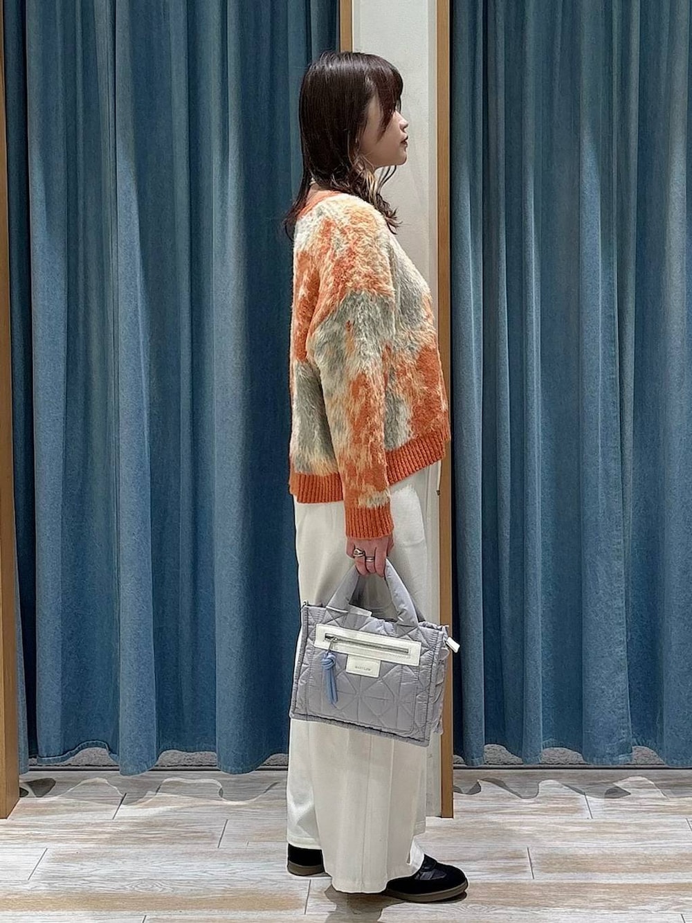 グレー系のショルダーバッグ、ベージュ系のその他パンツ、ブラック系のスニーカーを着用したレディースの冬コーディネートの2枚目の写真