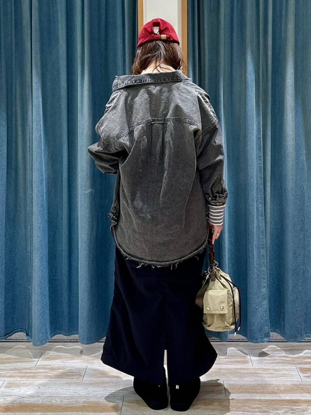 ブラック系のスカート、グレー系のTシャツ/カットソー、ブラック系のシャツ/ブラウスを着用したレディースの秋コーディネートの3枚目の写真