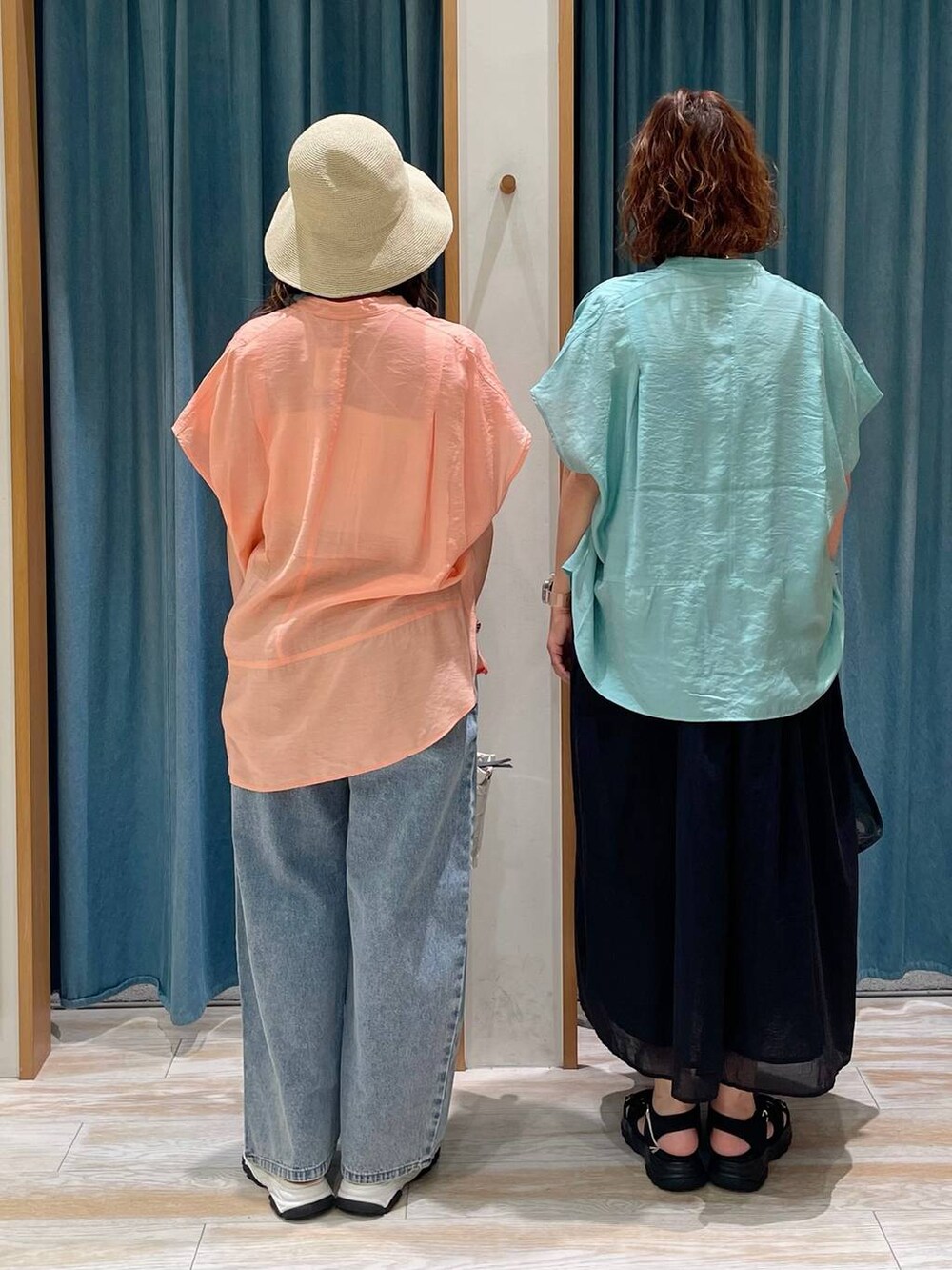 ホワイト系のキャミソール、ブルー系のデニムパンツ、グリーン系のシャツ/ブラウスを着用したレディースの春コーディネートの3枚目の写真