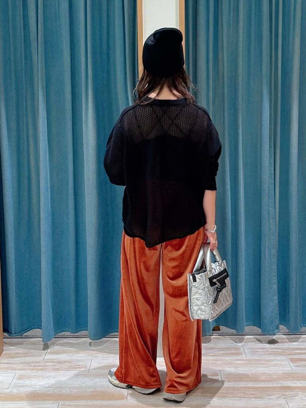 ブラック系のキャミソール、シルバー系のショルダーバッグ、ブラック系のTシャツ/カットソーを着用したレディースの秋コーディネートの3枚目の写真