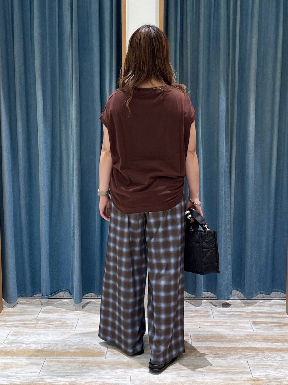ブラウン系のTシャツ/カットソー、ブラック系のショルダーバッグ、ブラック系のサンダルを着用したレディースの夏コーディネートの3枚目の写真