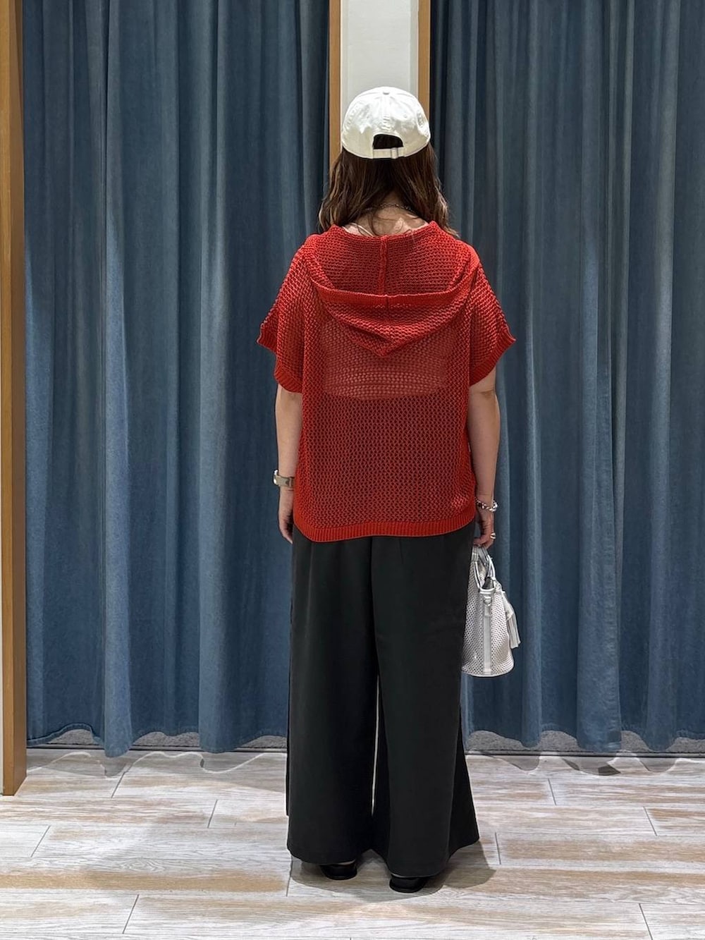 グレー系のその他パンツ、グレー系のショルダーバッグ、ブラック系のサンダルを着用したレディースの夏コーディネートの3枚目の写真