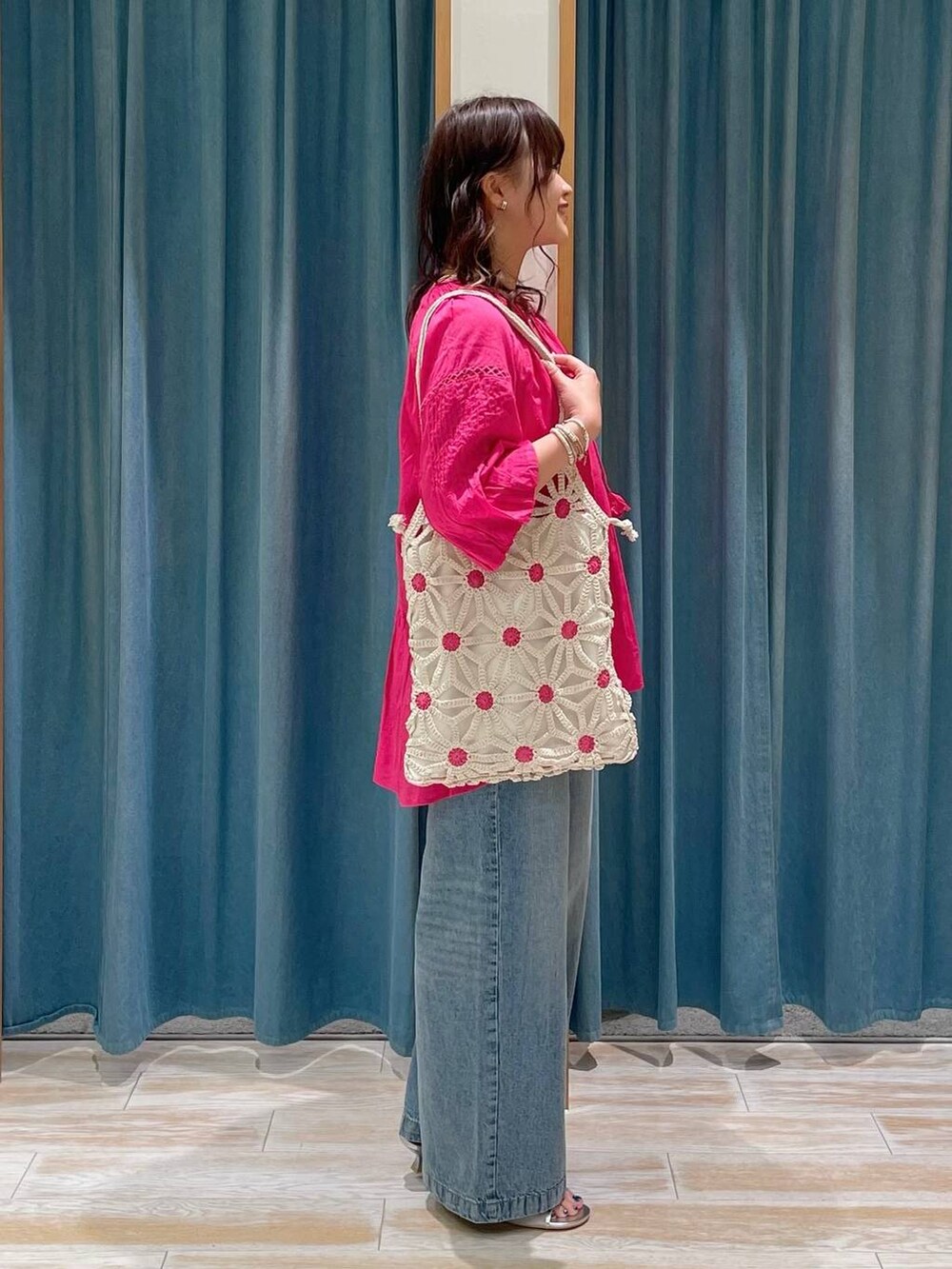 ホワイト系のキャミソール、シルバー系のサンダル、ブルー系のデニムパンツを着用したレディースの春コーディネートの2枚目の写真