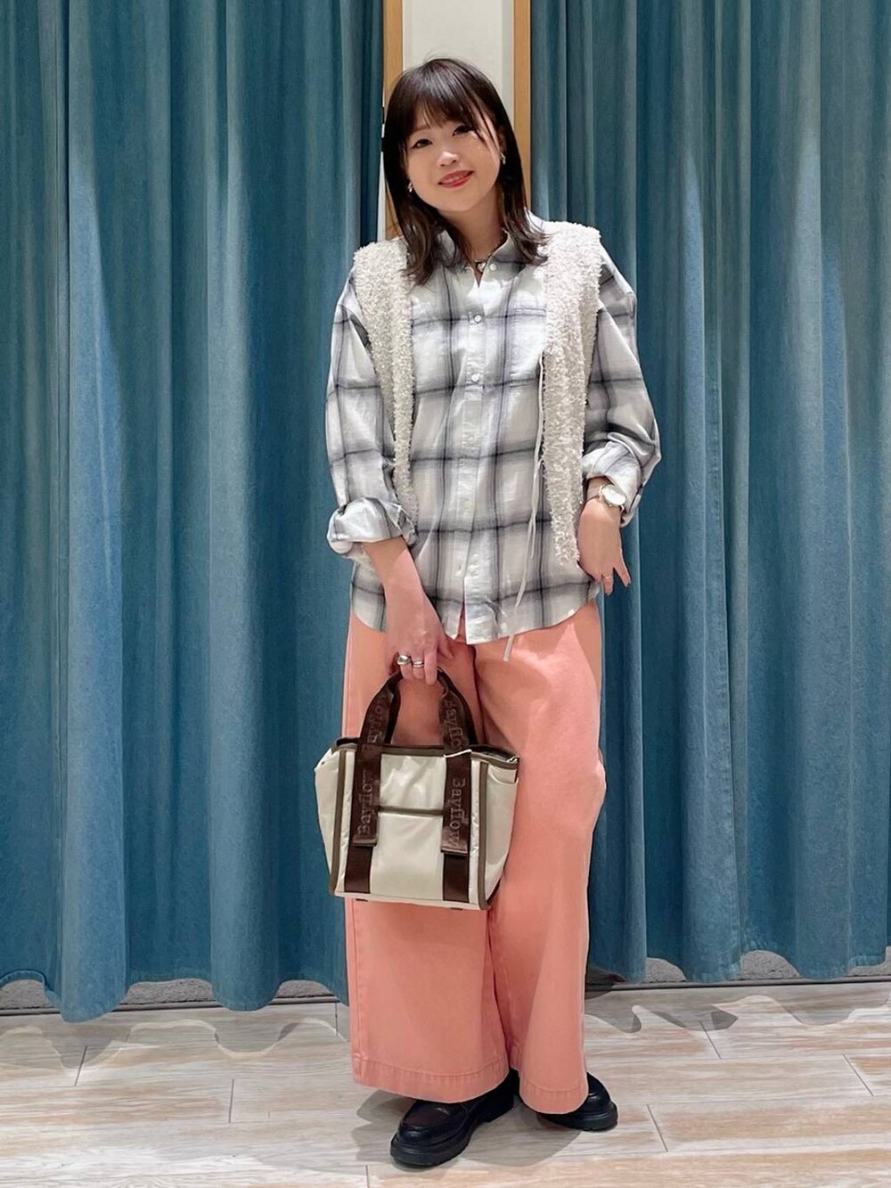 その他のローファー、ベージュ系のトートバッグ、ピンク系のデニムパンツを着用したレディースの冬コーディネートの4枚目の写真