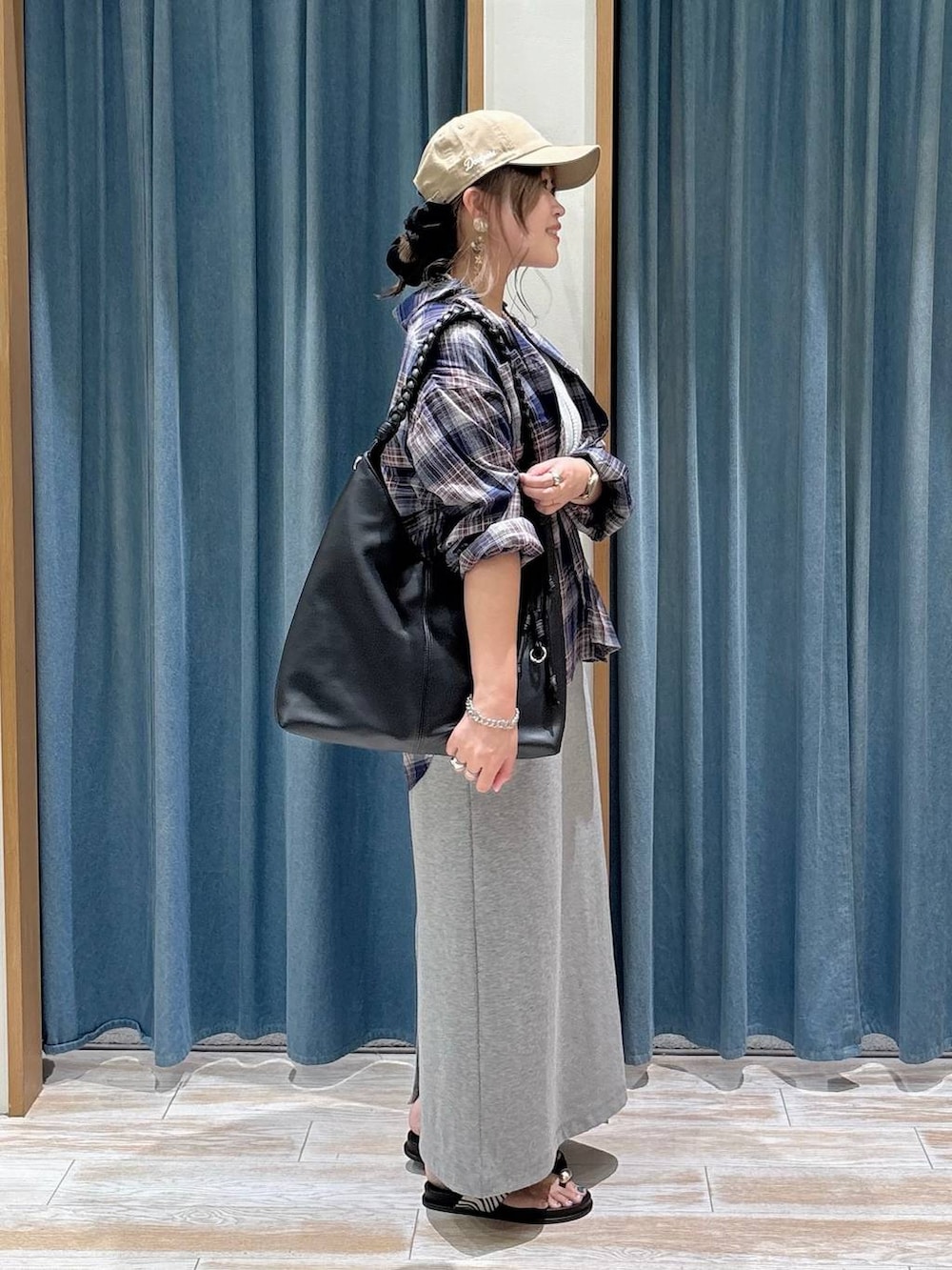 その他のサンダル、グレー系のワンピース、ブルー系のシャツ/ブラウスを着用したレディースの夏コーディネートの2枚目の写真