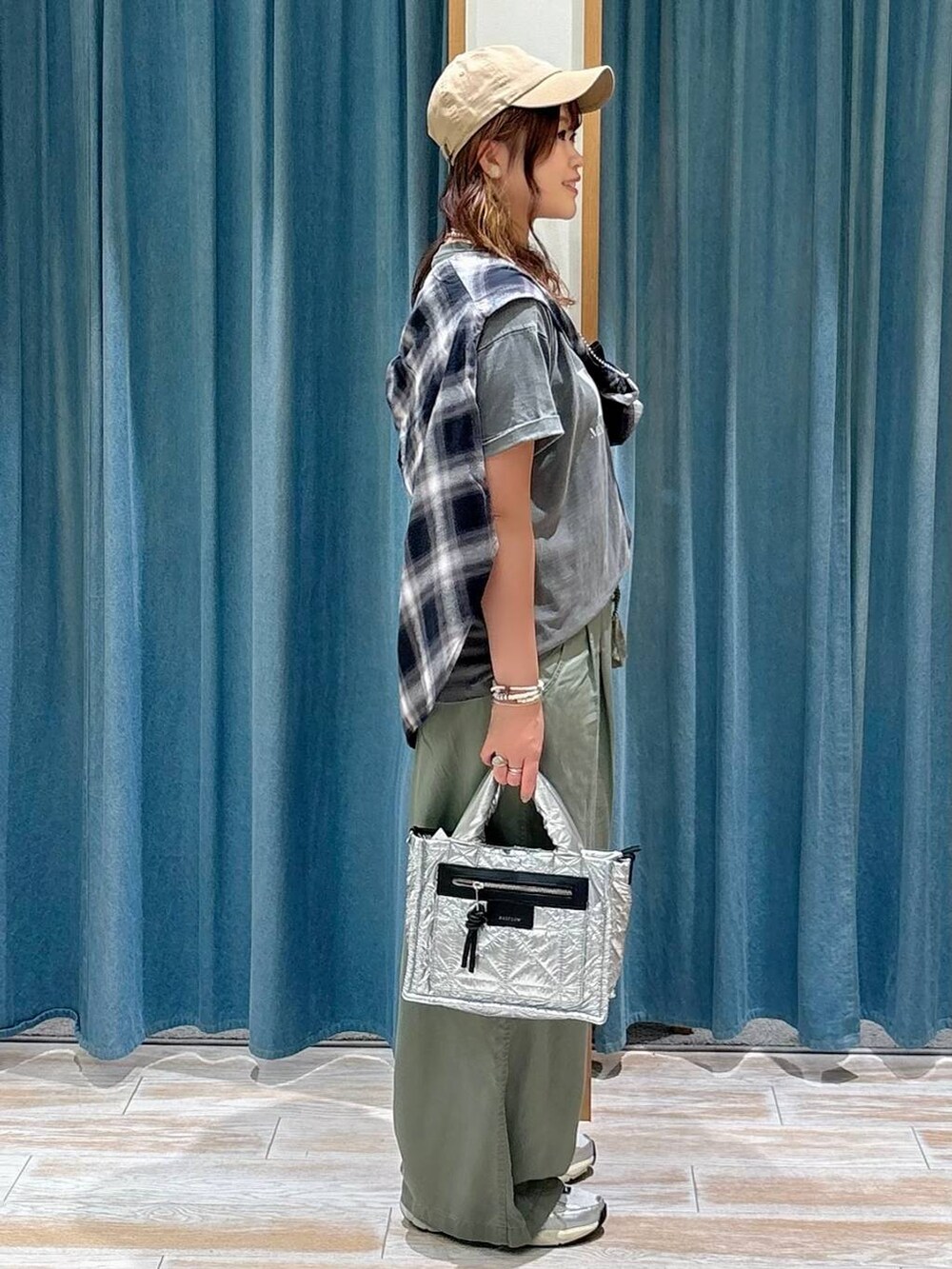 グレー系のTシャツ/カットソー、グリーン系のその他パンツ、シルバー系のショルダーバッグを着用したレディースの夏コーディネートの2枚目の写真