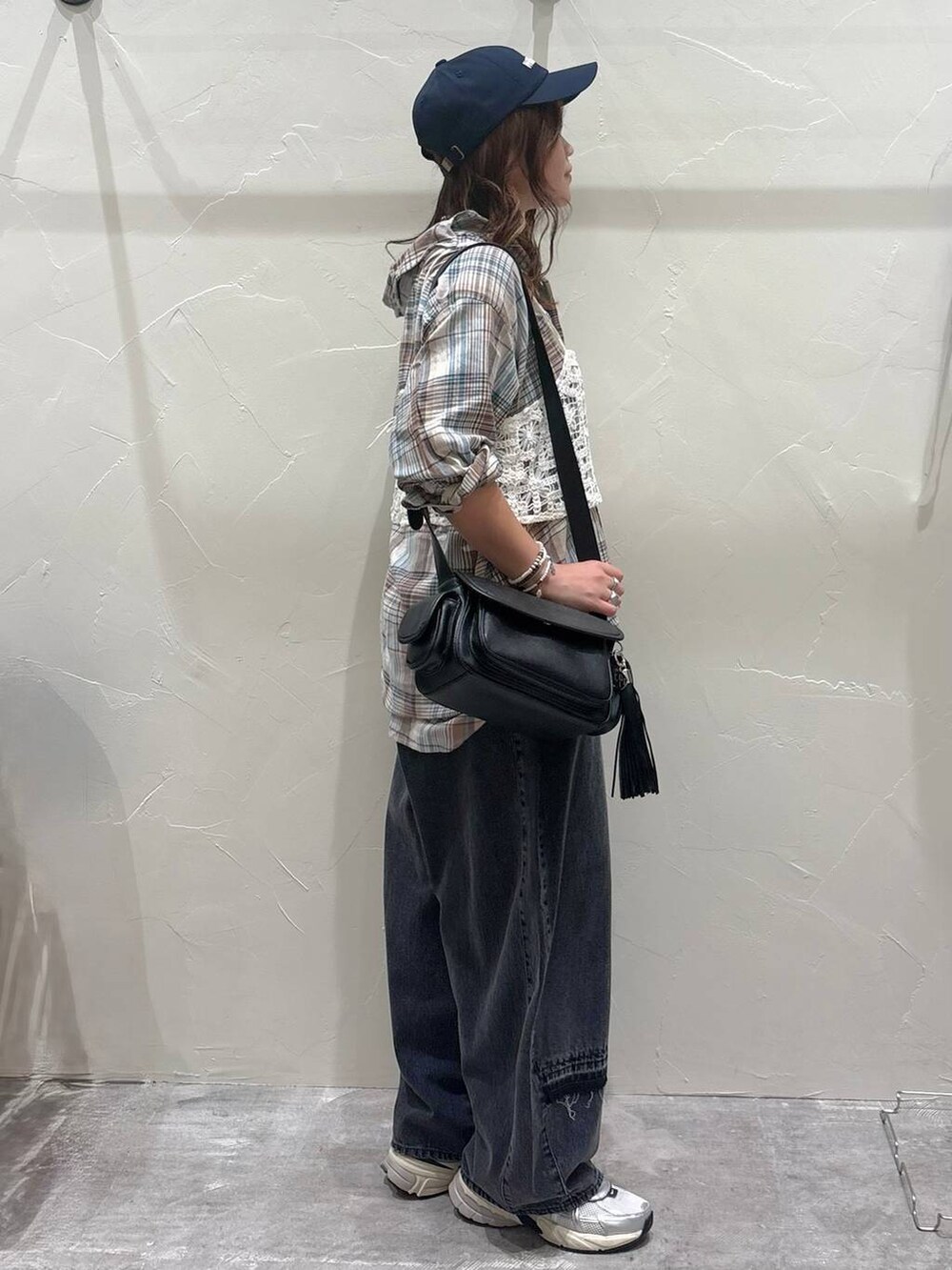 ベージュ系のシャツ/ブラウス、グレー系のデニムパンツ、ベージュ系のキャミソールを着用したレディースの夏コーディネートの2枚目の写真