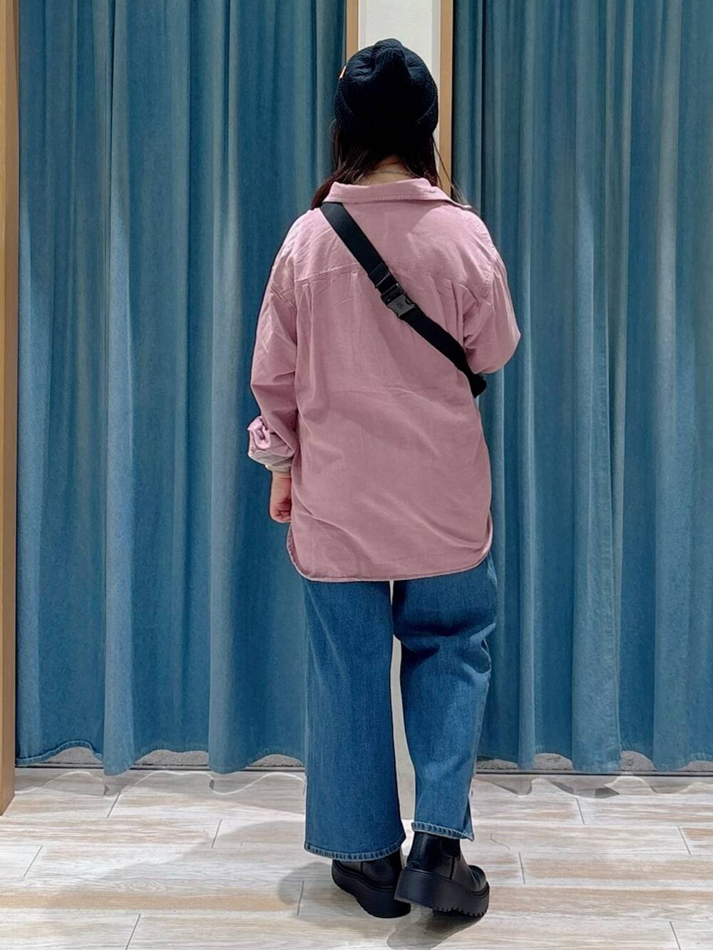 その他のボディバッグ/ウエストポーチ、ブラック系のブーツ、ピンク系のシャツ/ブラウスを着用したレディースの秋コーディネートの3枚目の写真