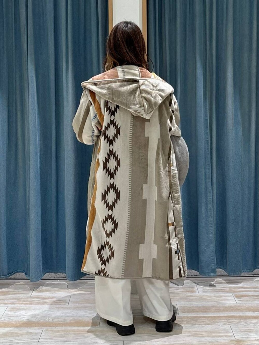 ベージュ系のその他パンツ、ブラック系のブーツ、グレー系のクッション/クッションカバーを着用したレディースの秋コーディネートの3枚目の写真