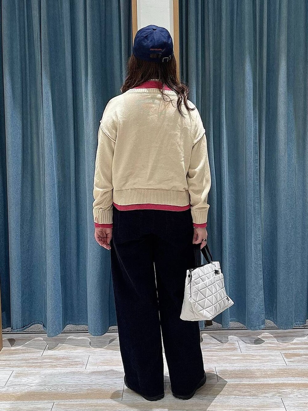 ベージュ系のトートバッグ、ブラック系のその他シューズ、ベージュ系のカーディガン/ボレロを着用したレディースの冬コーディネートの3枚目の写真