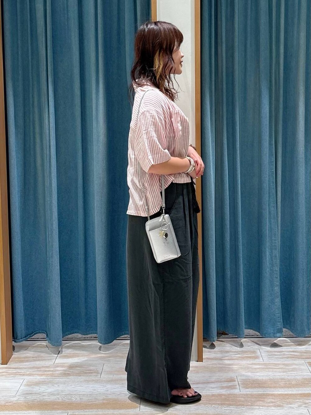 ブラック系のキャミソール、グレー系のその他パンツ、ブラック系のサンダルを着用したレディースの夏コーディネートの2枚目の写真