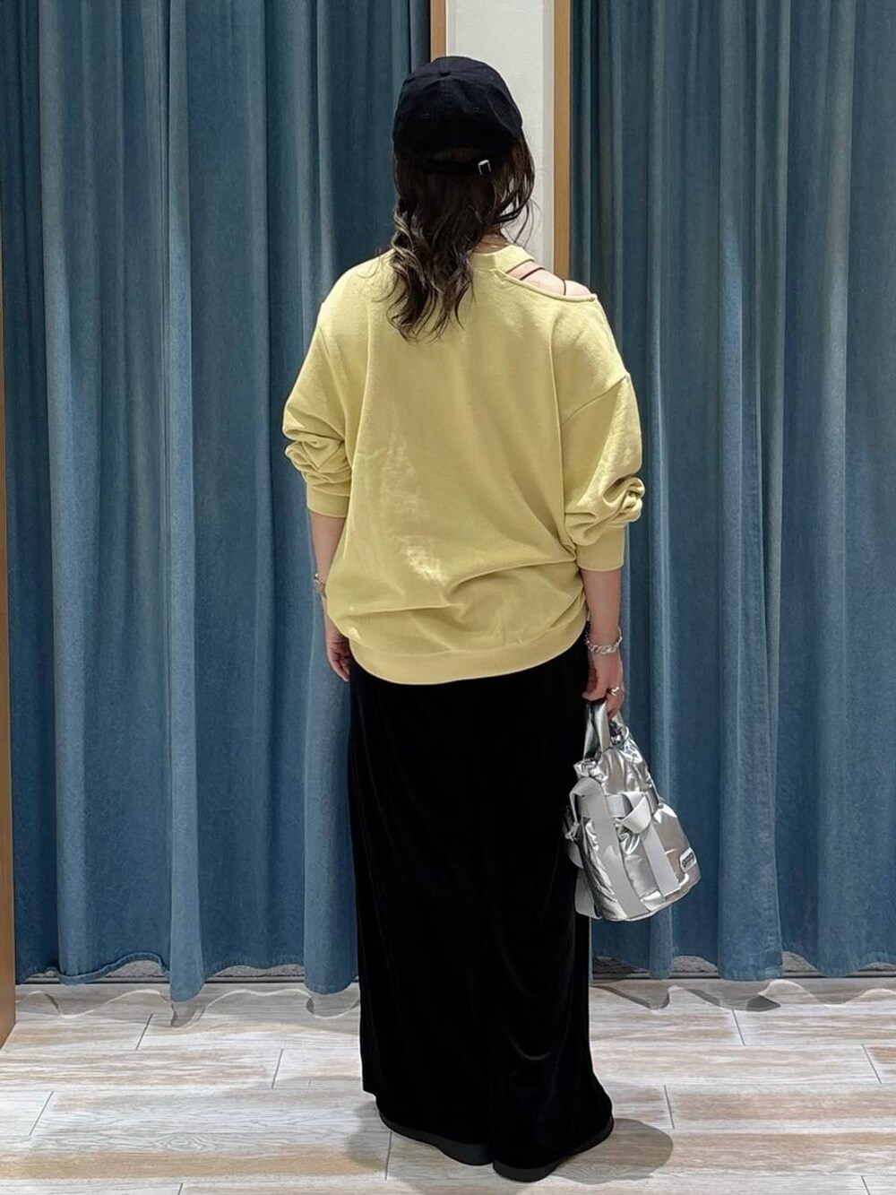 ホワイト系のサンダル、イエロー系のスウェット、ブラック系のその他パンツを着用したレディースの秋コーディネートの3枚目の写真