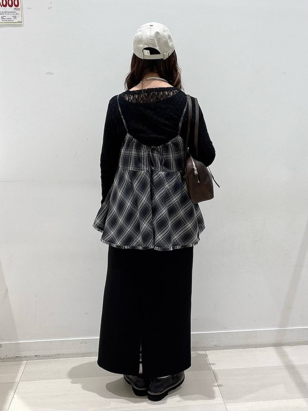 ブラック系のTシャツ/カットソー、ブラック系のその他トップス、ブラック系のスカートを着用したレディースの冬コーディネートの3枚目の写真