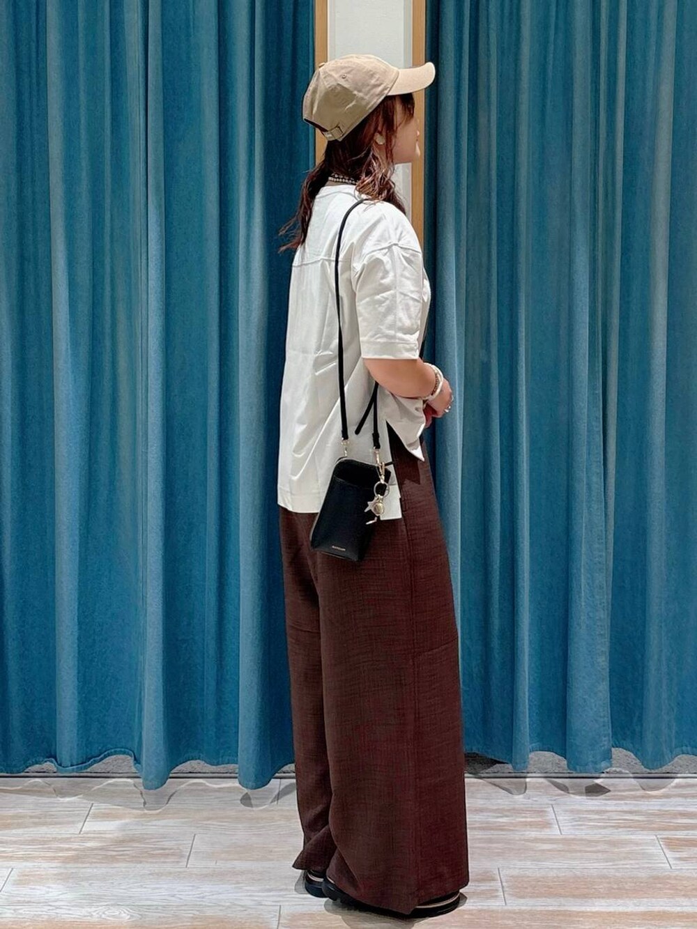 ブラウン系のサンダル、ベージュ系のTシャツ/カットソー、ブラウン系のその他パンツを着用したレディースの夏コーディネートの2枚目の写真