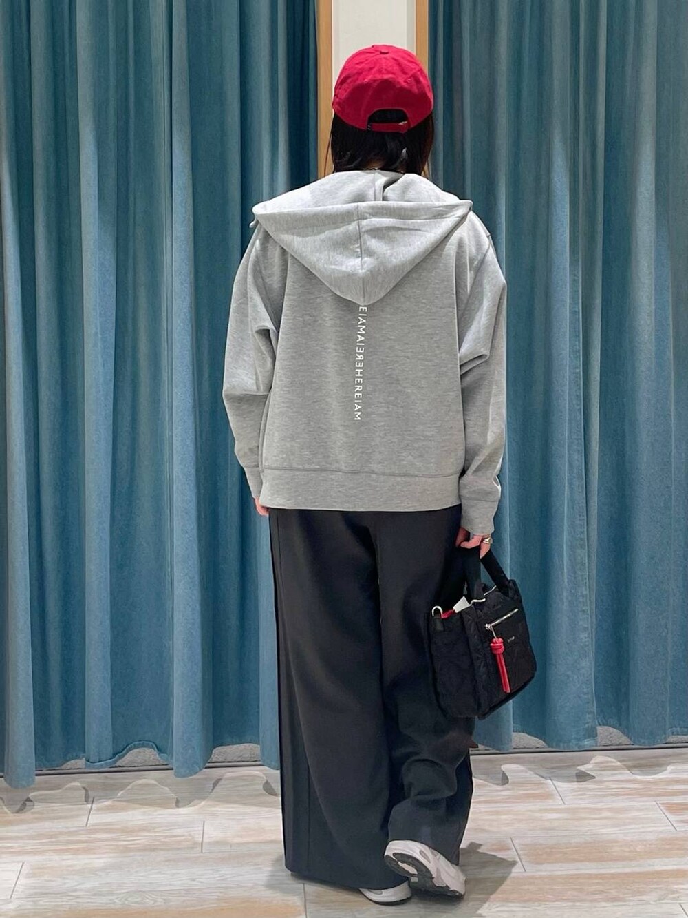 グレー系のその他パンツ、グレー系のパーカー、ブラック系のショルダーバッグを着用したレディースの春コーディネートの3枚目の写真