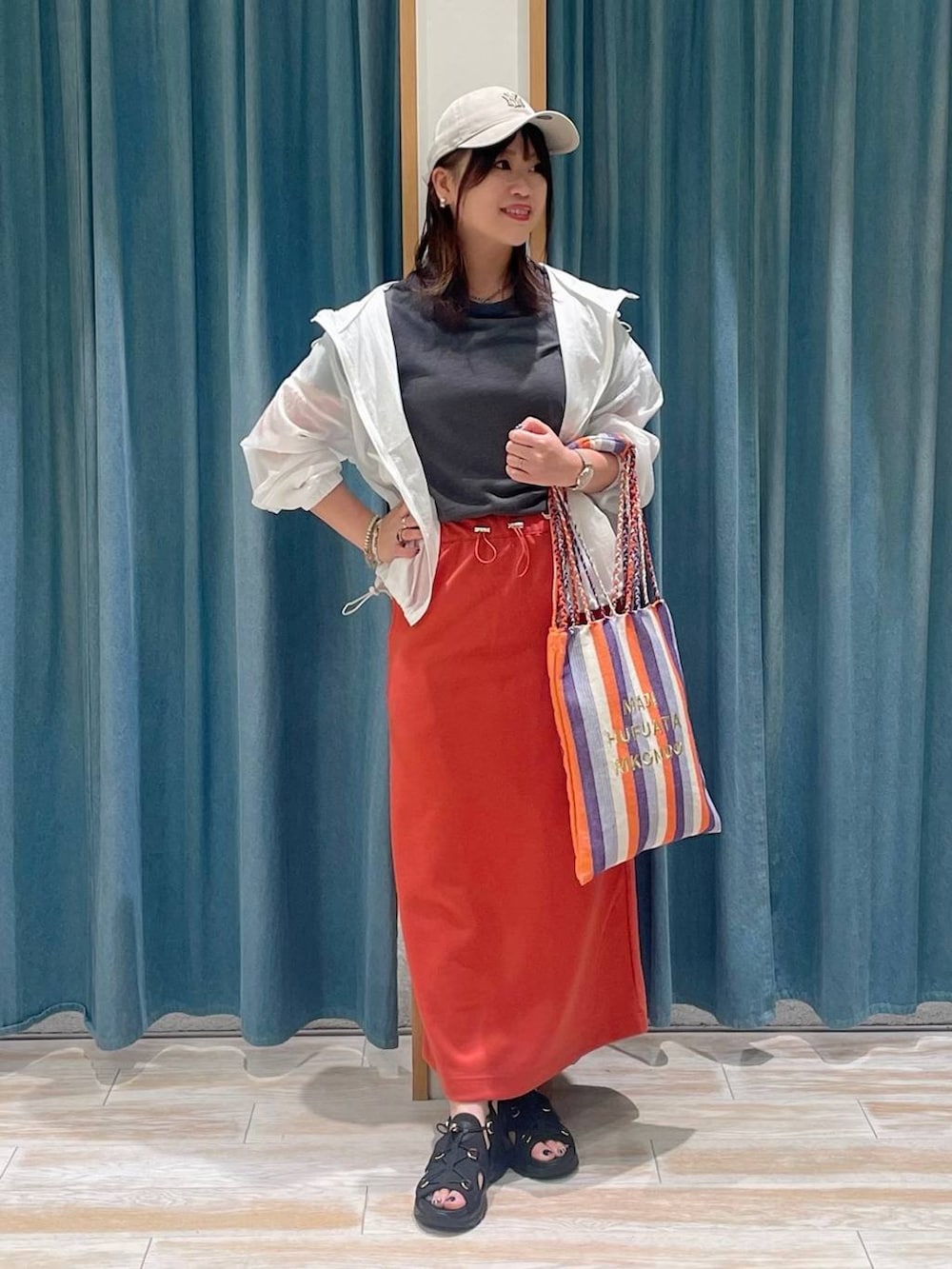 グレー系のTシャツ/カットソー、パープル系のトートバッグ、ホワイト系のナイロンジャケットを着用したレディースの春コーディネートの4枚目の写真