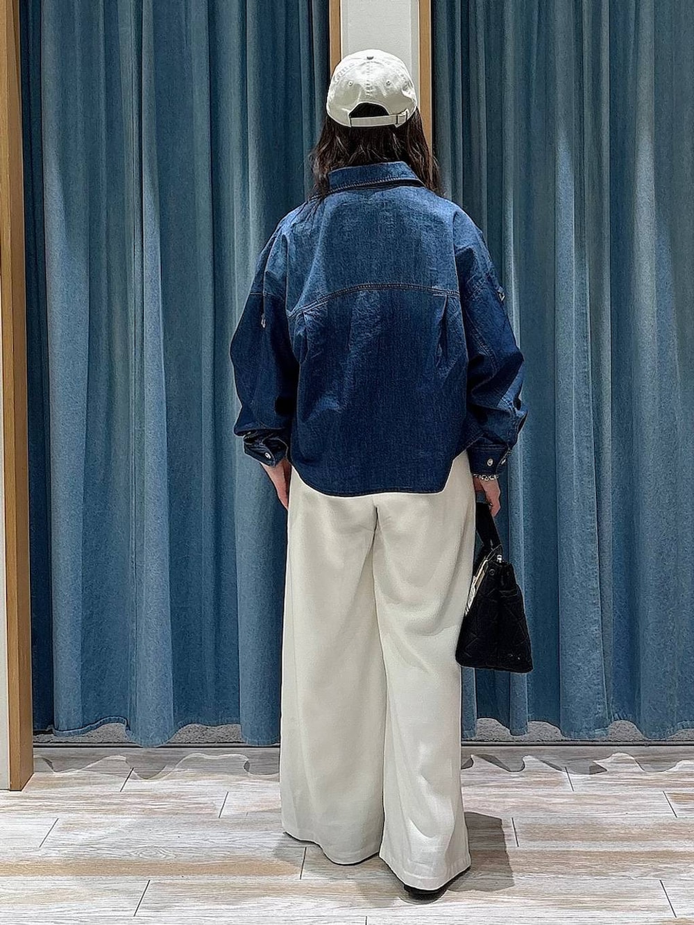 ブラック系のトートバッグ、ブラック系のローファー、ベージュ系のその他パンツを着用したレディースの春コーディネートの3枚目の写真