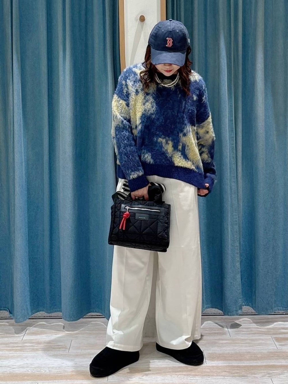 ブラック系のショルダーバッグ、ベージュ系のその他パンツ、ブラック系のブーツを着用したレディースの秋コーディネートの4枚目の写真