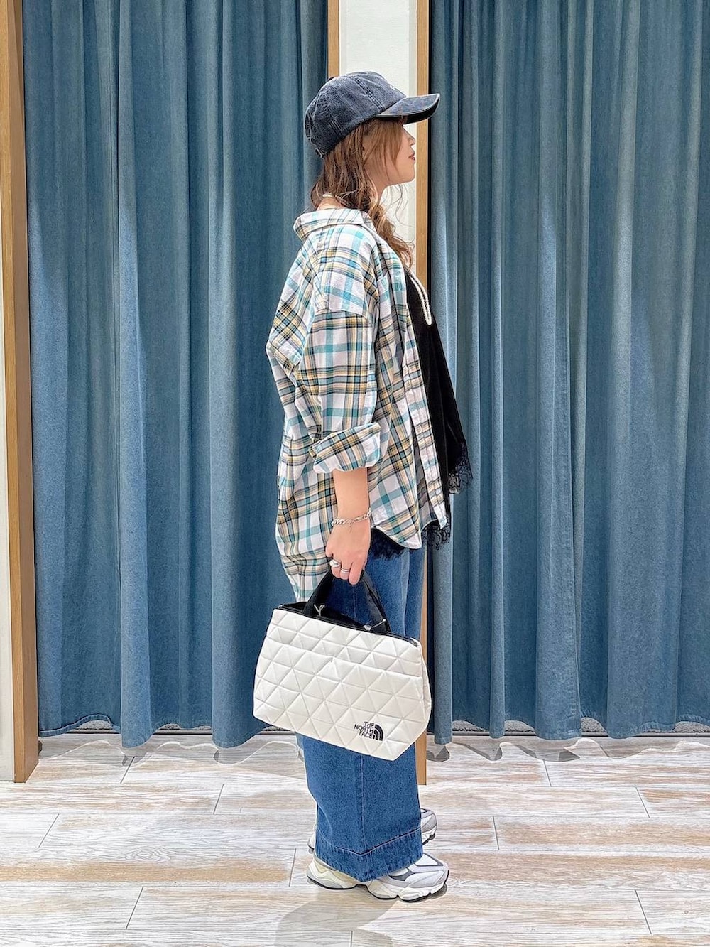 ブルー系のその他パンツ、ブラック系のキャミソール、ベージュ系のハンドバッグを着用したレディースの秋コーディネートの2枚目の写真