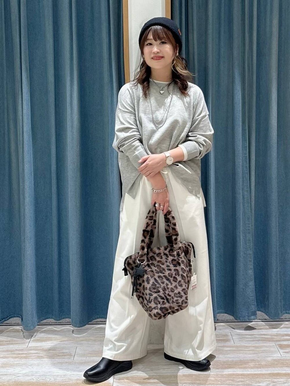 ベージュ系のその他パンツ、ブラウン系のトートバッグ、ブラック系のブーツを着用したレディースの秋コーディネートの4枚目の写真