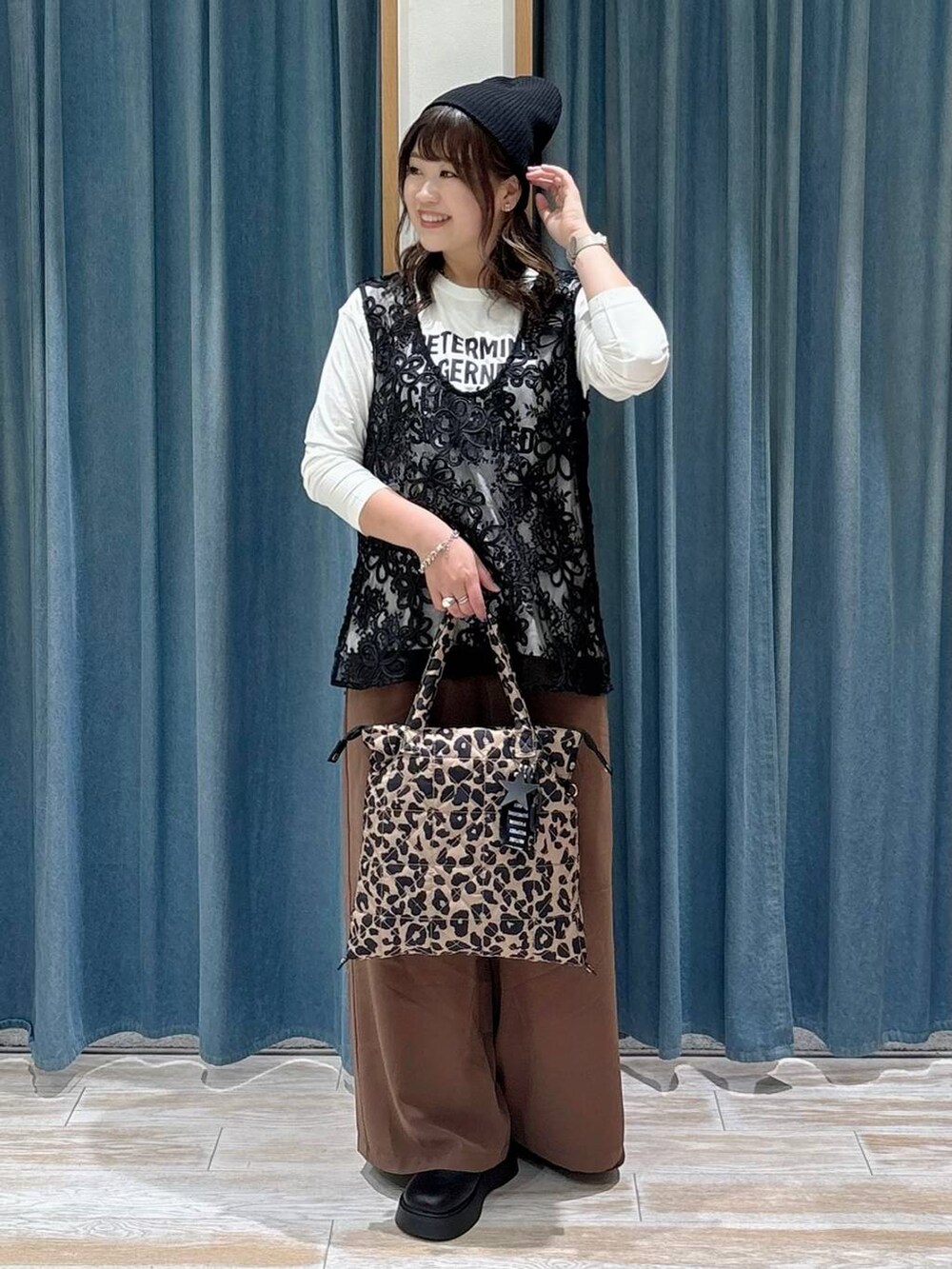 ブラウン系のその他パンツ、ホワイト系のTシャツ/カットソー、ブラック系のサンダルを着用したレディースの秋コーディネートの4枚目の写真