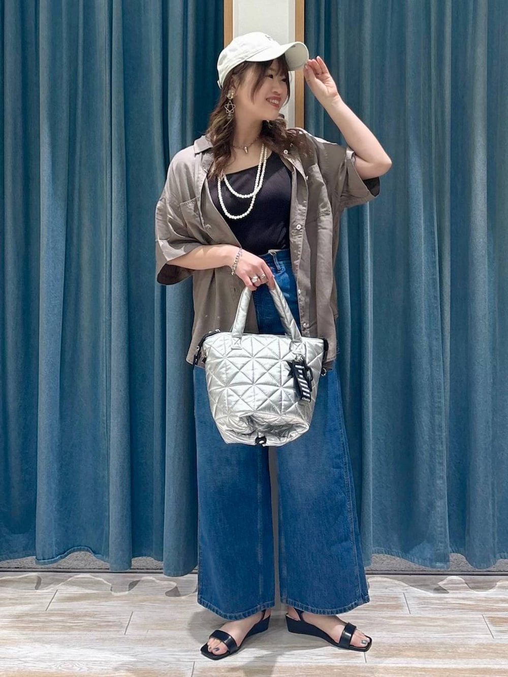 ブラウン系のシャツ/ブラウス、ブルー系のデニムパンツ、ブラック系のサンダルを着用したレディースの春コーディネートの4枚目の写真